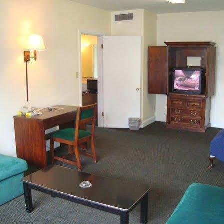 Town House Motel Тупело Екстериор снимка