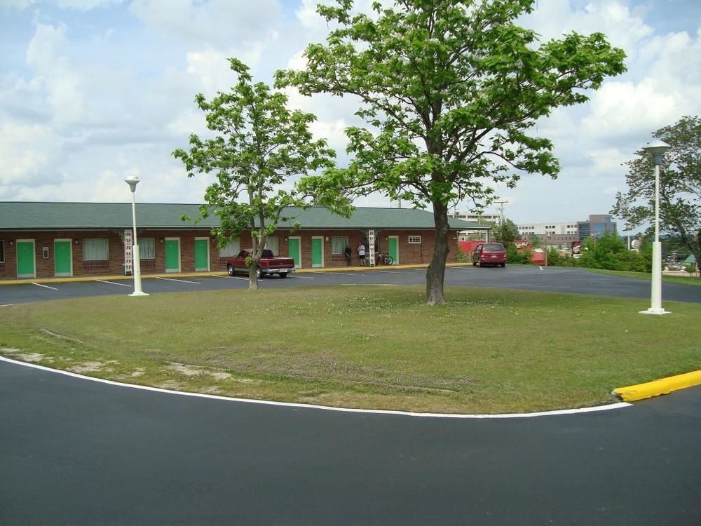 Town House Motel Тупело Екстериор снимка