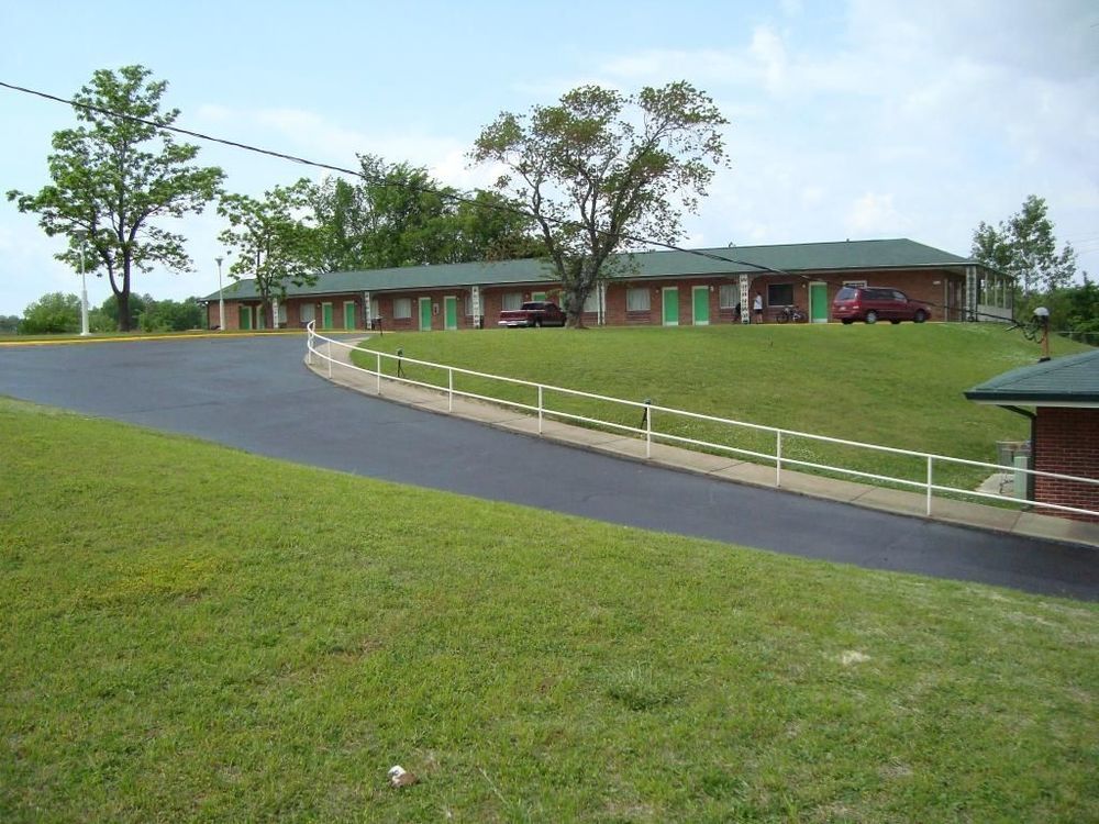Town House Motel Тупело Екстериор снимка