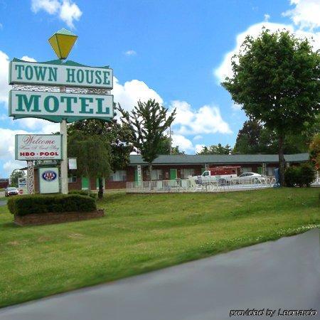 Town House Motel Тупело Екстериор снимка