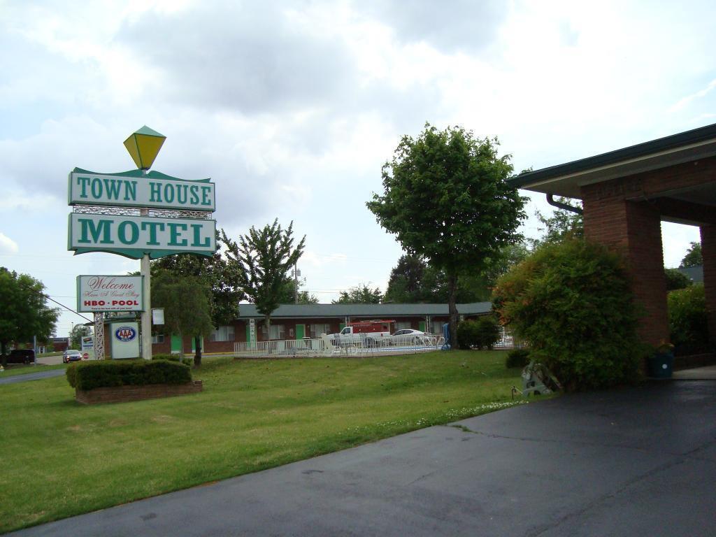 Town House Motel Тупело Екстериор снимка